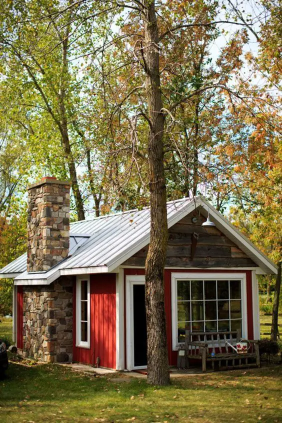 Tiny Cabin In Red #cabin #loghouse #tinyhouse #decorhomeideas