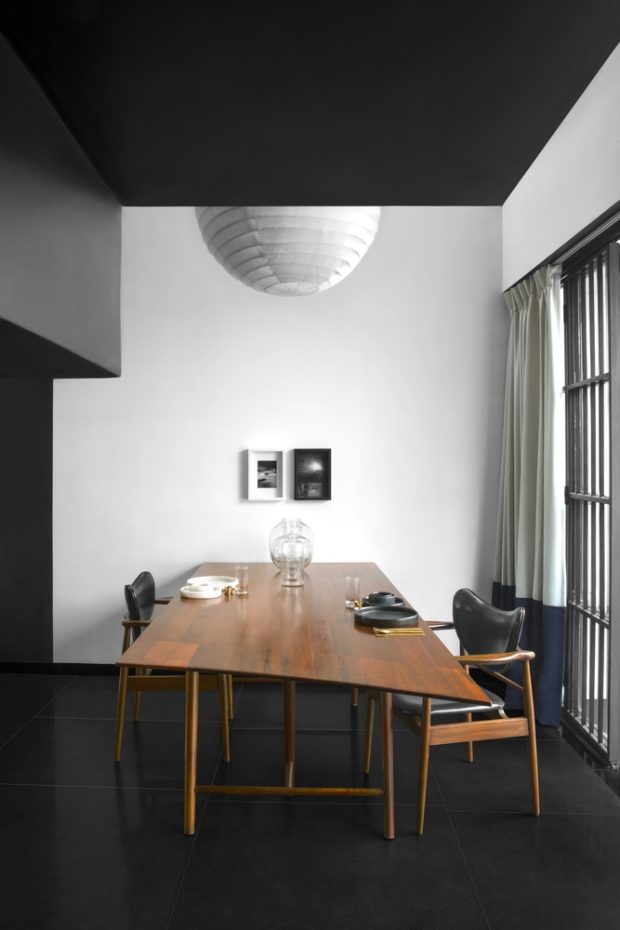 The dining corner is decorated in black and white tones and wood.